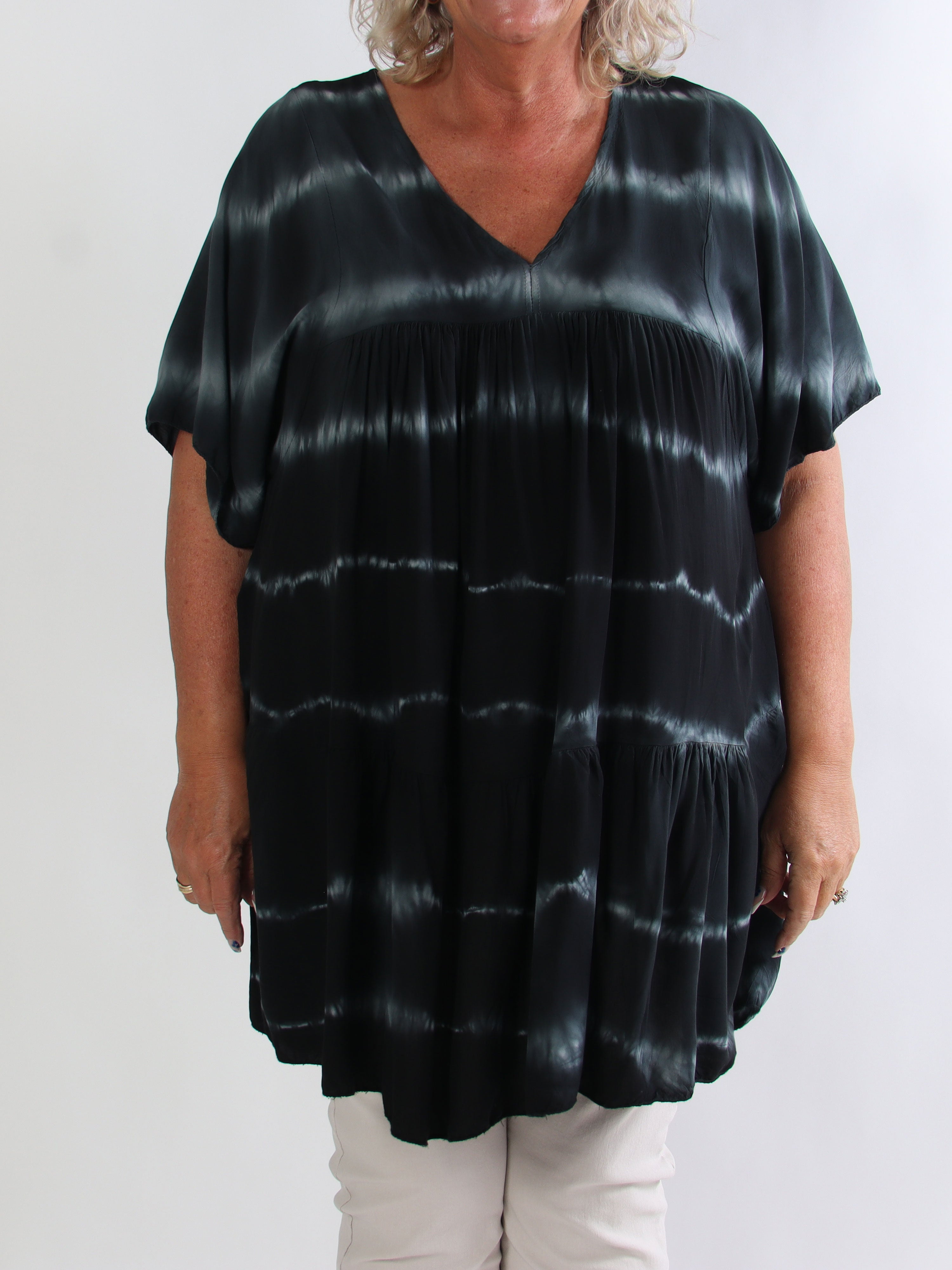 Safira Short - Let og luftig plus size tunika i bomuld med batikfarvet mønster